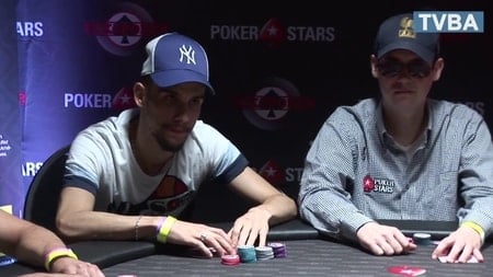 2 joueurs de poker tenant des cartes en main sur une table de jeux lors d'un tournois